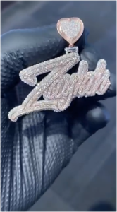 จี้ตัวอักษรเงินแท้ 925 ประดับมอสซาไนต์แบบกำหนดเอง พร้อมห่วงรูปหัวใจ ประดับเพชร VVS สไตล์ฮิปฮอป ของขวัญวันเกิดสุดเพอร์เฟกต์สำหรับผู้หญิง - Product Image 3