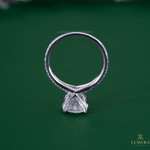 แหวนวินเทจทองคำขาว 14K-18K ประดับเพชรทรงรีเพาะเลี้ยงในห้องปฏิบัติการ รับรองโดย IGI ดีไซน์แบบ Solitaire สำหรับวันครบรอบ พร้อมก้านแหวนแบบแยกส่วนและฝังเพชรแบบ Pave ซ่อนอยู่ - Product Image 4