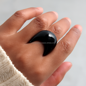 Anillo de Cuerno de Búfalo Moderno, Banda Pulida Natural Hecha a Mano, Joyería Minimalista y Ética - Product Image 1