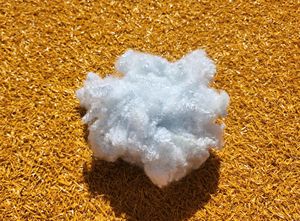 Fibra Hueca Conjugada HCS de 7Dx32mm, Sin Silicona, 100% Poliéster, Antiestática, Reciclable, Material de Relleno para Hilado - Product Image 3