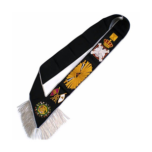 Écharpe du Rite écossais du 32e degré en satin noir avec broderie dorée et franges argentées, emblèmes décoratifs et franges - Product Image 1