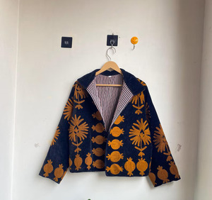 Veste kimono en velours faite à la main, broderie Suzani, poche avant |   Couette écologique respirante anti-rides 100% coton style bohème - Product Image 1