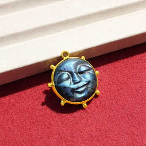 Colgante de Labradorita Natural con Cara de Luna, Tallado a Mano, Amuleto Celestial, Chapado en Oro, Joyería Boho - Product Image 2