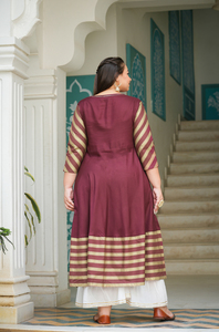 ชุดเซ็ตผ้าเรยอนพิมพ์ลายทางสำหรับผู้หญิงไซส์พลัส แบบ Anarkali Kurti แขน 3/4 คอ Angrakha สีแดงเลือดหมู สไตล์ชาติพันธุ์ลำลอง ทรงบาน เหมาะสำหรับงานเทศกาล - Product Image 5