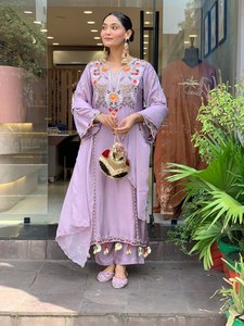 Robe Traditionnelle Indienne et Pakistanaise pour Femme en Soie Chanderi Viscose Rose Pure, Broderie Florale, Coupe Classique, Longueur Cheville, Décontractée - Product Image 5