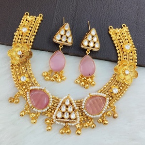 Juego de Collar y Pendientes Étnicos Kundan Chapados en Oro Antiguo Tradicional Indio de Lujo con Moissanita y Perlas Hechos a Mano para Boda y Compromiso - Product Image 2