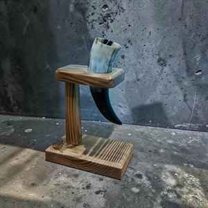 Corne à boire viking artisanale de haute qualité avec support pliable en bois de pin au meilleur prix - Product Image 2