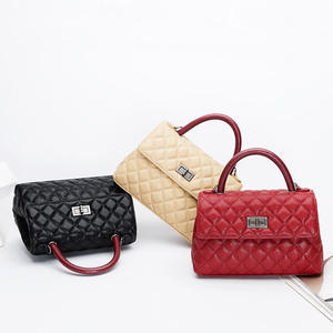Sac fourre-tout élégant en cuir véritable pour femme, avec logo brodé, motif losanges, fermeture à rabat et bandoulière chaîne 1L - Product Image 4