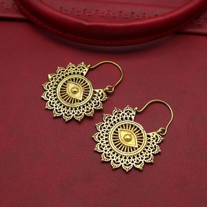 Boucles d'oreilles en laiton sur mesure, fabrication artisanale, design personnalisé, finition lisse, prix d'usine en gros, artisanat métallique - Product Image 1
