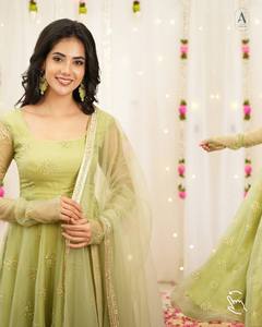 ชุดเดรส Anarkali หรูหราสำหรับผู้หญิง ออกแบบโดยดีไซเนอร์ ปักลายอย่างประณีต ยาวถึงพื้น พร้อมผ้าคลุมไหล่ เหมาะสำหรับงานแต่งงาน งานเลี้ยง และชุดประจำชาติ - Product Image 5
