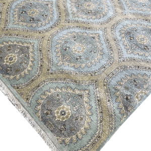 Tapis de luxe en laine et soie noué à la main, bleu clair et or, motif médaillon en treillis ogive - Product Image 6