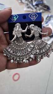 Boucles d'oreilles pendantes tribales indiennes en argent oxydé plaqué, avec motif plume de paon et coquillages - Product Image 4