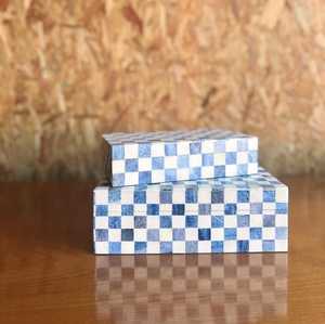 Boîte de rangement rectangulaire empilable en MDF avec incrustation de os de style arabe, motif damier bleu et blanc, design classique - Product Image 1