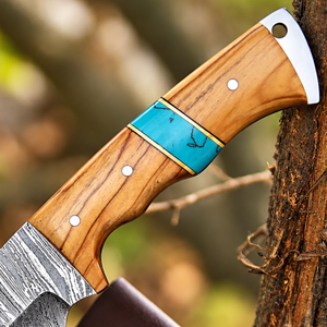 Cuchillo de desollar Black Smith 1987 hecho a mano, de acero de Damasco de grado industrial, con mango de madera, incrustaciones de turquesa y funda de cuero. - Product Image 3