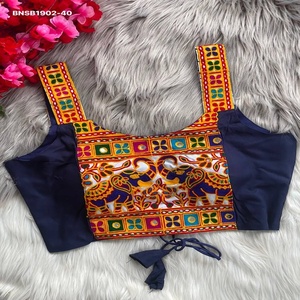 Nueva llegada: Blusa de algodón mágico con bordado tradicional y estilo Gamthi en la parte delantera y en las mangas, proveedor de la India. - Product Image 1