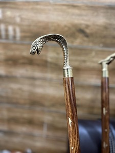 Bâtons de marche rustiques modernes en bois naturel écologique avec poignée en laiton poli, idéaux pour les cadeaux - Product Image 2