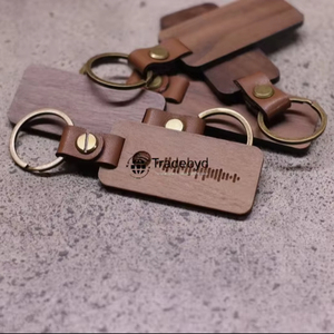 Llavero de madera con logotipo personalizado de Tradebyd, regalo hecho a mano para clientes y personal - Product Image 3