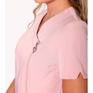 Blusa de Trabajo para Spa y Salón de Belleza, Color Rosa, Manga Corta, Cuello en V, con Cierre Frontal y Logotipo Opcional, Uniforme Tipo Túnica para Mujer - Product Image 5
