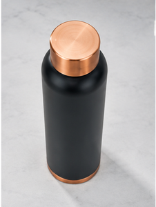 Mejore su experiencia de hidratación con esta botella de agua aislada de primera calidad con detalles en cobre negro mate. - Product Image 2
