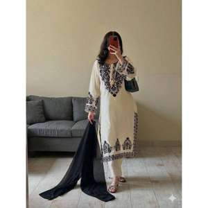 Traje exclusivo de diseñador en tela de seda romana bordada, con top, pantalón y dupatta. - Product Image 1