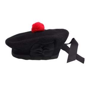 Ceci est un béret noir de l'Armée américaine avec une écusson bleue, généralement en laine. - Product Image 3