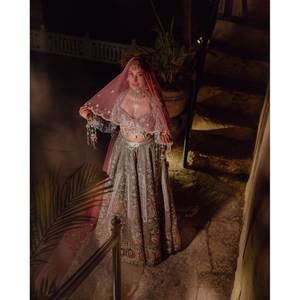 Lehenga Choli de Diseño con Trabajo de Perlas a Mano y Otros Accesorios Étnicos - Product Image 4