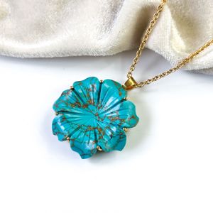 Collar con colgante de flor de turquesa y cobre AAA para mujer, colgante floral de cristal de turquesa y cobre tallado a mano, venta al por mayor - Product Image 1