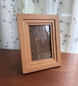 Elegante marco de fotos de madera hecho a mano para galerías de pared tradicionales, que realza la decoración de pasillos, dormitorios y oficinas. - Product Image 3