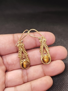 Parure de bijoux en laiton plaqué or incrustée de pierres précieuses, boucles d'oreilles vintage en œil de tigre, clous en coquille RadianceWhite - Product Image 1