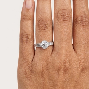 Anillo de Compromiso y Boda Clásico para Mujer con Diamante de Corte Brillante Redondo, Chapado en Platino, Certificado IGI, con Piedras Laterales Baguette - Product Image 5