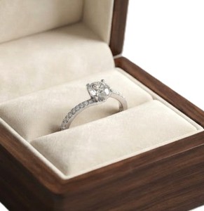 Bague de fiançailles en or massif 9K/10K/14K/18K avec diamant de laboratoire rond DEF couleur VS/VVS clarté, sertie à griffes, torsadée et croisée, certifiée IGI - Product Image 3