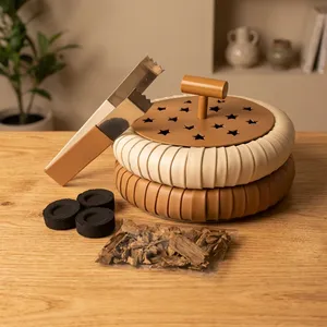 Brûleur d'encens rond en cuir avec couvercle en métal à motif étoiles découpées, finition bicolore élégante qui apporte chaleur et confort aux espaces modernes - Product Image 4