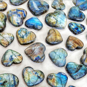 Cœurs bombés en labradorite, cristaux de pierres précieuses, pierres de labradorite sculptées en forme de cœur pour la décoration et l'artisanat en cristal - Product Image 2