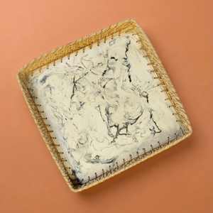 Bandeja cuadrada de resina con efecto mármol hecha a mano, con borde de ratán tejido, bandeja decorativa para mesa de café, decoración del hogar. - Product Image 1