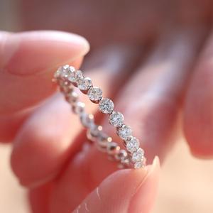 Bague de luxe en or blanc massif 14 carats avec diamants de laboratoire ronds de 2,5 mm, sertis en griffe, pour mariage et anniversaire, vente en gros - Product Image 1