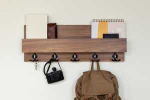 Étagère murale double minimaliste en bois pour cuisine, avec crochets en fer durables pour outils, clés et accessoires, design écologique - Product Image 3