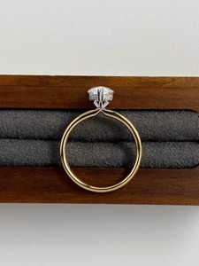 แหวนหมั้นเพชรทรงลูกแพร์ 1.68 กะรัต เพชรเลี้ยงในห้องปฏิบัติการ ทองคำขาว 14K ดีไซน์เรียบหรู เครื่องประดับเจ้าสาว รับรองโดย IGI จาก Hecza Jewels - Product Image 4