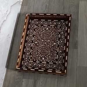 Plateau de service rectangulaire Belladec en os incrusté, artisanal, marron, motif floral complexe, luxueux et moderne, passe au lave-vaisselle - Product Image 1