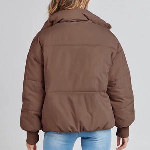 Veste d'hiver matelassée noire personnalisée OEM pour femme avec structure de contour et fermeture éclair intégrale, style doudoune à bulles - Product Image 4