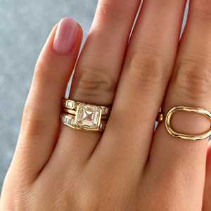 Anillo de compromiso de oro macizo de 14k y 18k con diamante de laboratorio de 2 quilates talla Asscher, solitario de medio bisel de 1.7mm, joyería de uso diario al por mayor - Product Image 4