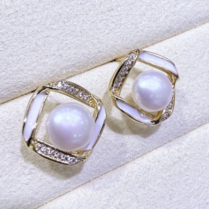 Pendientes de Botón Finos de Oro de 14K para Mujer, Estilo Simple, Geométricos, Cuadrados, Esmaltados, Huecos, con Cinta, Circonita y Perla, Zhuji Danshui - Product Image 2