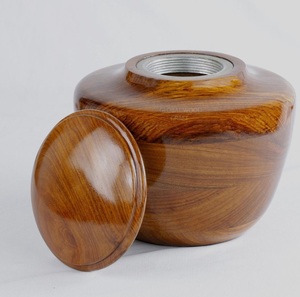 Urna Funeraria de Madera Grandmaster para Cenizas, con Cierre Decorativo Seguro y una Rica Belleza de Madera en su Interior - Product Image 6