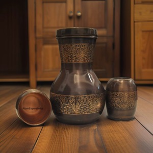 Carafe légère en cuivre pur avec une structure durable et un design attrayant, idéale pour la décoration intérieure moderne - Product Image 3