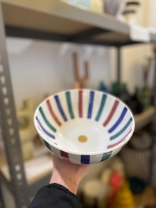 Tazón de Cerámica Hecho a Mano con Rayas Multicolores Intensas, Diseño Profundo para Comer y Amplio para la Familia - Product Image 2
