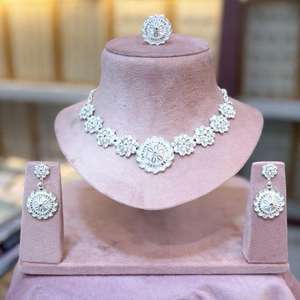 Collar de Mujer MOLL JEWELLERS, Elegante y Moderno, Chapado en Oro, con Circonita Natural, Cadena de Cuerda Sólida, Diseño de Hoja, 16 Pulgadas - Product Image 3