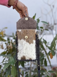 กระเป๋าหนังแกะสลักลายด้วยมือประดับด้วยหินเทอร์ควอยซ์  ขนาดเล็ก ใส่โทรศัพท์ได้ ใช้เป็นกระเป๋าถือหรือกระเป๋าคล้องมือได้ - Product Image 4