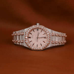 Reloj de Lujo Personalizado de Dos Tonos, Blanco y Rosa, con Incrustaciones de Diamantes Moissanite en Forma de Triángulo, Estilo Hip Hop, con Números Arábigos, Correa de 20 mm para Hombre - Product Image 1