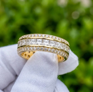 Anillo de Boda de Alta Calidad con Tres Hileras de Diamantes Cultivados en Laboratorio, Corte Princesa de 7MM de Ancho, Claridad VVS2, Engastados en Puntas, Chapado en Oro, Certificado IGI - Product Image 3