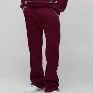Conjunto Deportivo de Corte Regular con Pantalones Acampanados, Sudadera Elegante y Cómoda, Ideal para Hombres, Mujeres y Adolescentes - Product Image 3