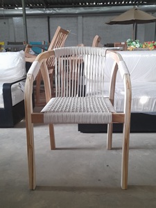 Chaise de salle à manger moderne de style Dubaï en teck massif et tressage de corde pour usage extérieur - Product Image 2